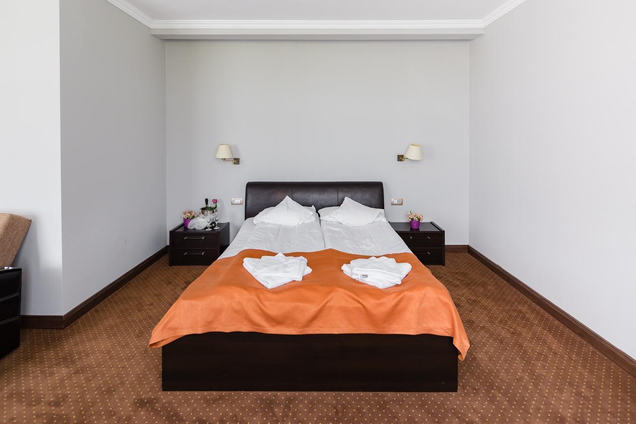 Hotel Transilvania Залеу Екстер'єр фото